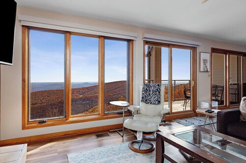 Cozy 2-bedroom condo with stunning views of lovely Wintergreen WiFi, AC