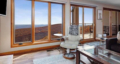 Cozy 2-bedroom condo with stunning views of lovely Wintergreen WiFi, AC