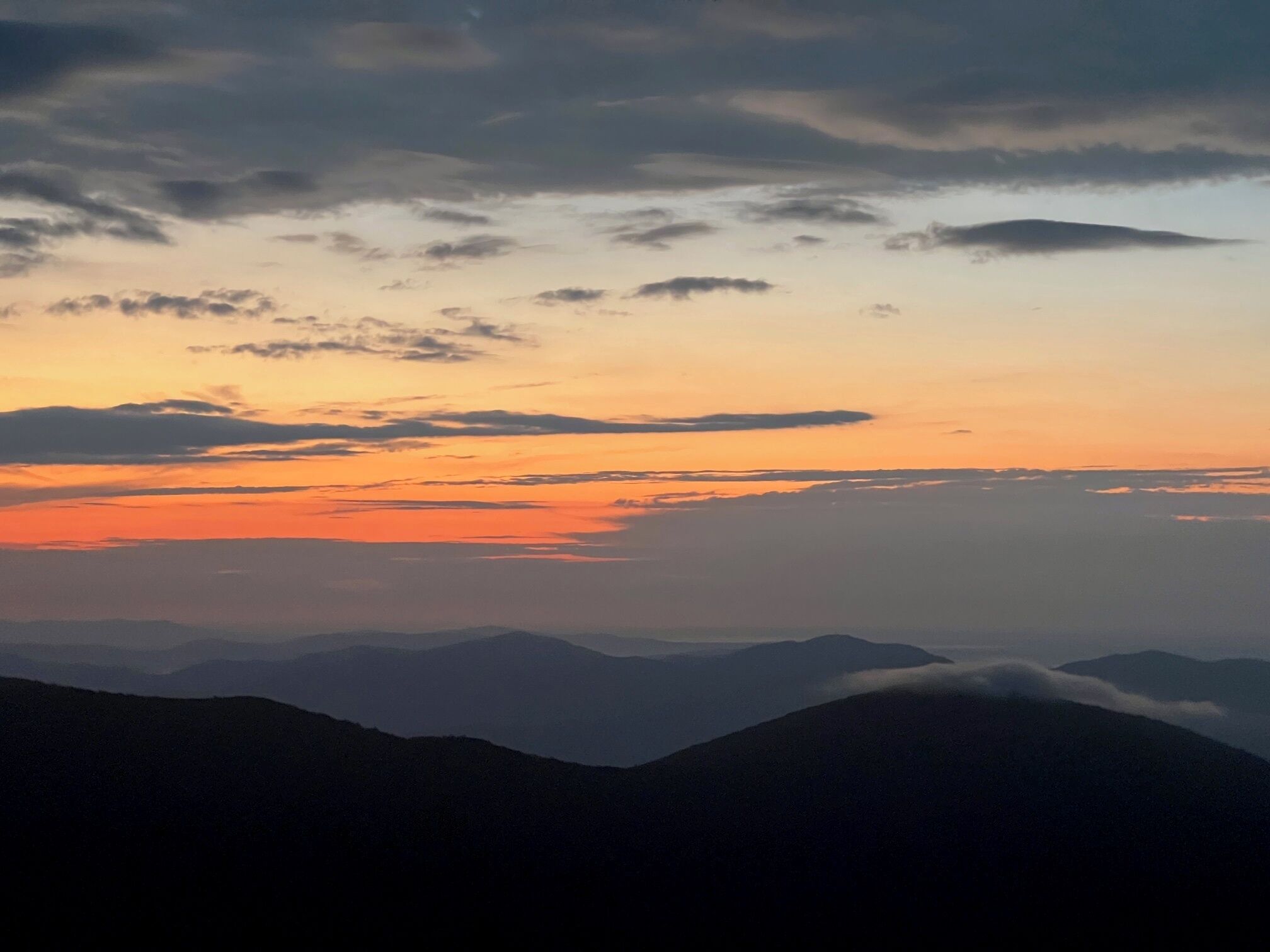 Eine Berglandschaft bei Sonnenuntergang.