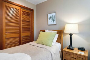 2 عدّة غرف نوم ومكواة/لوح كي وواي فاي وملاءات أسرّة