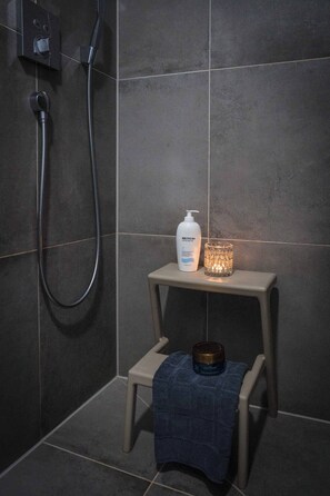 Dusj, hårføner, håndklær og såpe