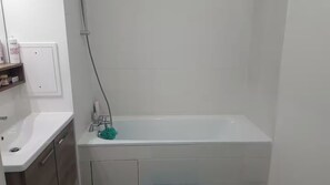 Serviettes fournies, savon, papier toilette