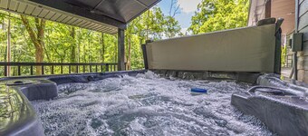 Secluded Cabin in the woods w/ Hot tub & Fire Pit near French Lick, IN