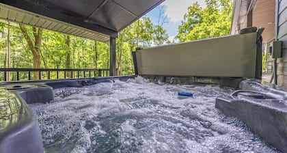 Secluded Cabin in the woods w/ Hot tub & Fire Pit near French Lick, IN
