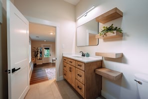Ducha, secador de pelo, toallas y jabón