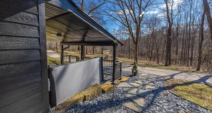 Secluded Cabin in the woods w/ Hot tub & Fire Pit near French Lick, IN