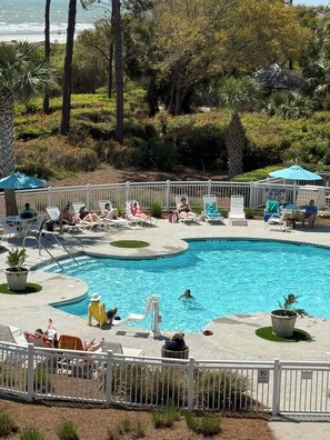 Utomhuspool och uppvärmd pool