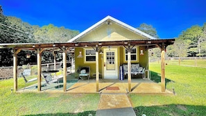 Property grounds - 2 Small Country Cabins - King, Queen & Bunkbeds - walk to Sardis Lake - WiFi (Como)