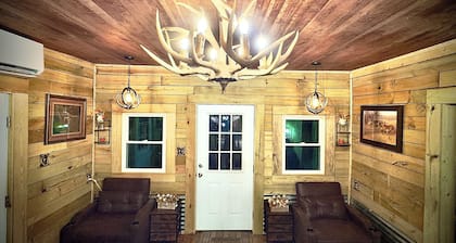 2 Small Country Cabins - walk to Sardis Lake - WiFi, outdoor game pavilion