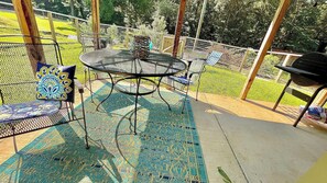 Outdoor dining - 2 Small Country Cabins - King, Queen & Bunkbeds - walk to Sardis Lake - WiFi (Como)