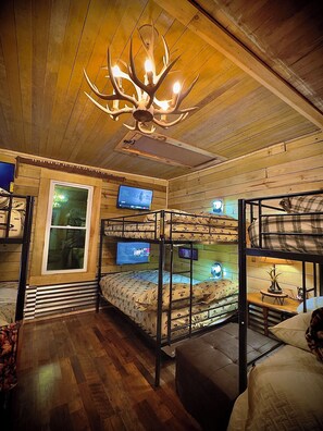 1 bedroom, free WiFi, bed sheets - 2 Small Country Cabins - King, Queen & Bunkbeds - walk to Sardis Lake - WiFi (Como)