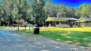 Sports court - 2 Small Country Cabins - King, Queen & Bunkbeds - walk to Sardis Lake - WiFi (Como)