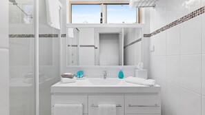 Dusche, Haartrockner, Handtücher