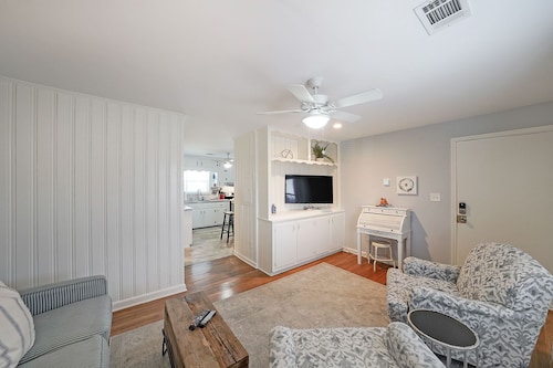 Lake Life C - Apartment in Downtown Lake Acworth