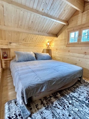 1 bedroom, bed sheets - Anastasia’s Domain 4, Farm stay, off grid cabin in a beautiful forest! (Alexandria)