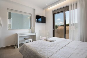 3 bedrooms, in-room safe, iron/ironing board, free WiFi