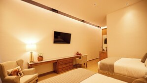 A modern bedroom with a large bed, a desk, and a chair. - Hotel La Finca por Zotoluca (Apan)