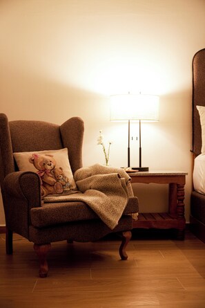 Habitación Deluxe, vista al patio | Edredón, camas Select Comfort, escritorio y wifi gratis 