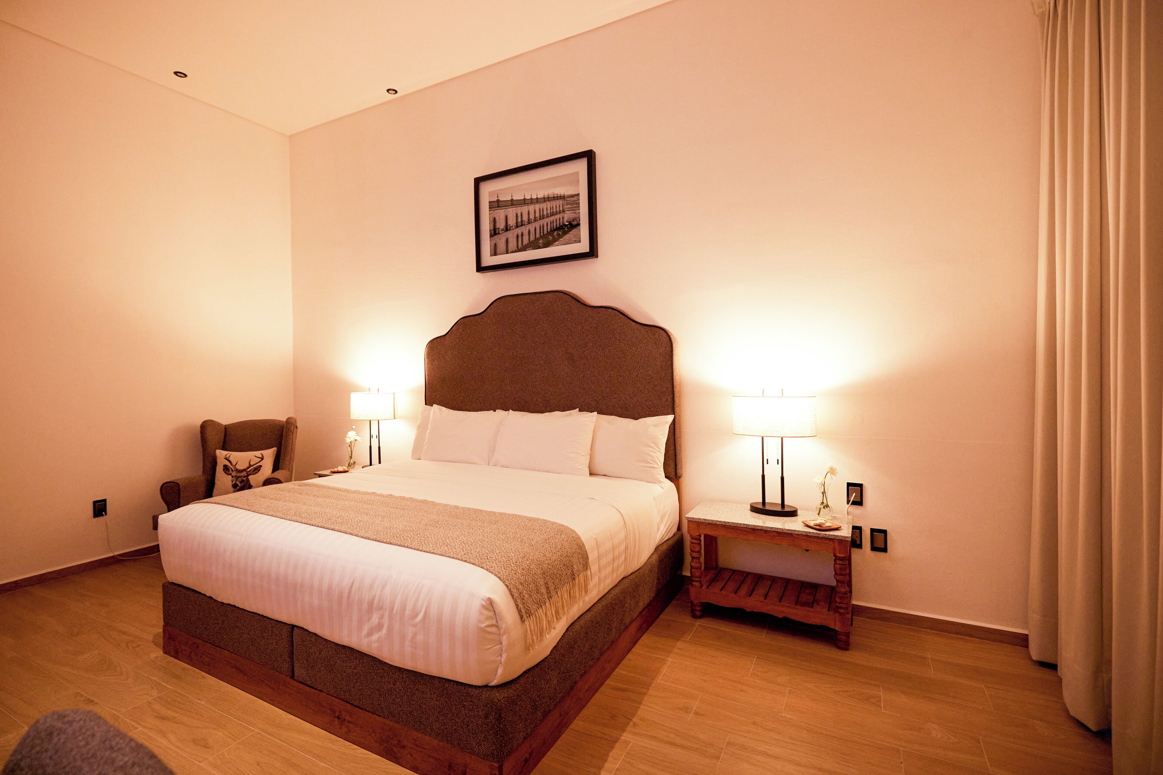 Habitación Deluxe, vista al patio | Edredón, camas Select Comfort, escritorio y wifi gratis 