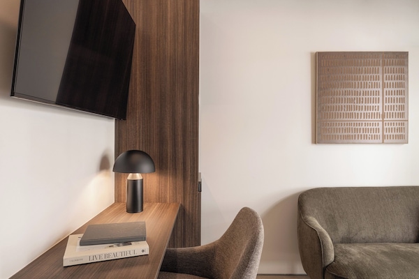 Executive Studio Suite | Egyptian cotton sheets, premium bedding, down comforters