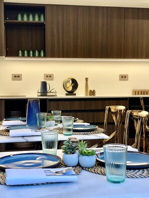 Desayuno buffet diario (EUR 18 por persona)