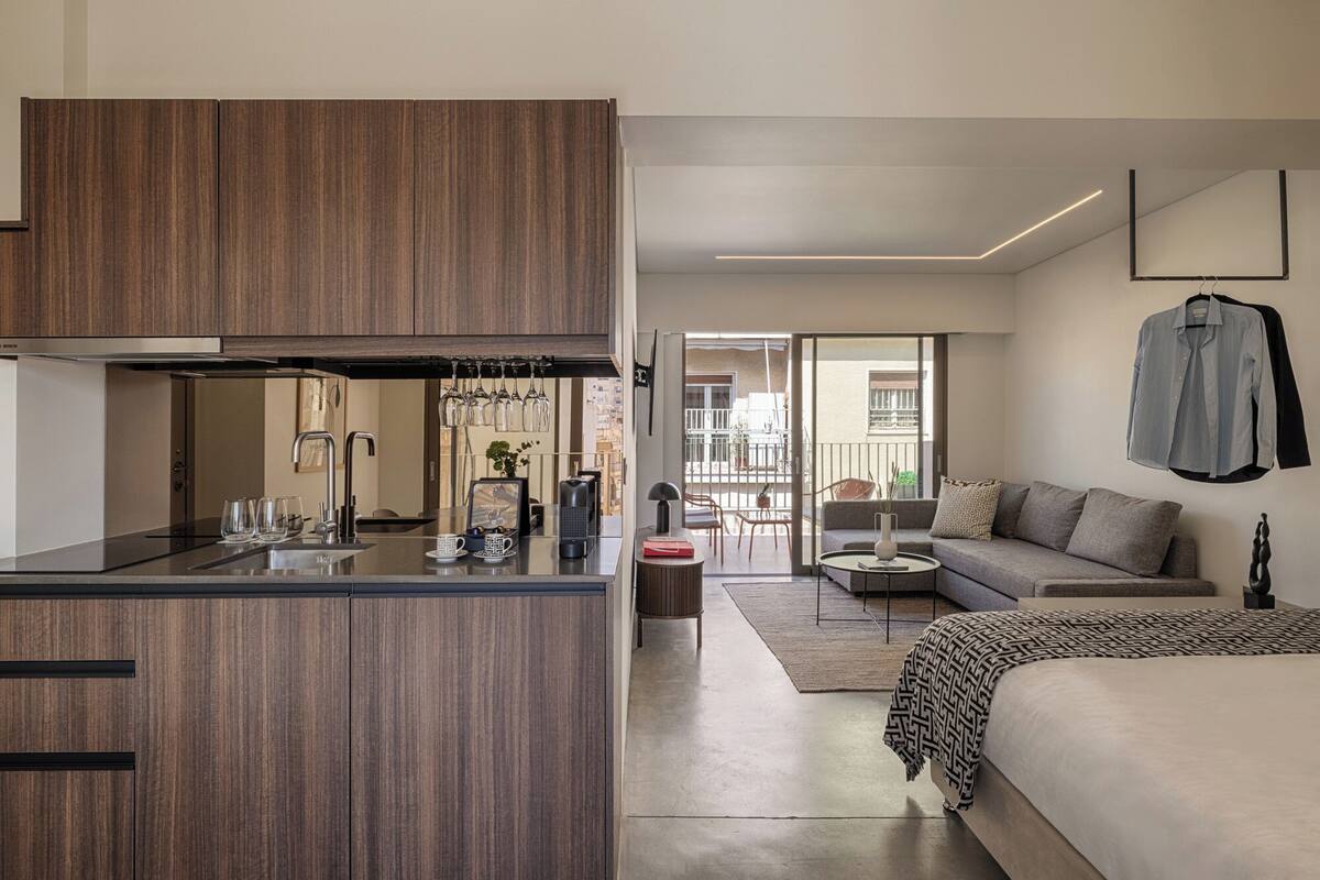 Um apartamento moderno com cozinha, sala de jantar e sala de estar.