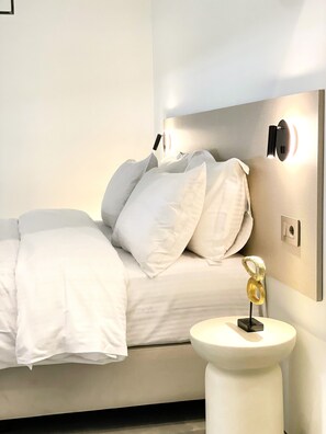 1 bedroom, Egyptian cotton sheets, premium bedding, down comforters