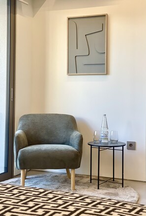 小型开间套房 | 起居区 | 55-英寸纯平电视（配备数码频道）、Netflix、流媒体服务