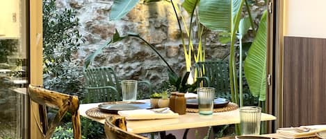 Desayuno buffet diario (EUR 18 por persona)