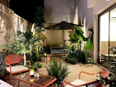 THE NIXON Suite and Apartments Hotel