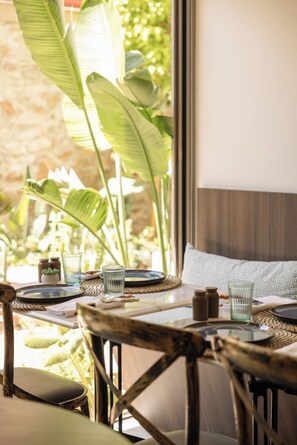 Restaurant - THE NIXON Suite and Apartments Hotel (Zografos)