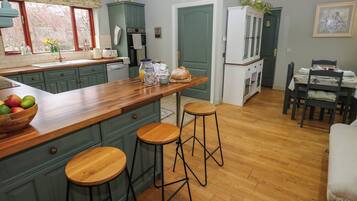 Dishwasher, electric kettle, cookware/dishes/utensils