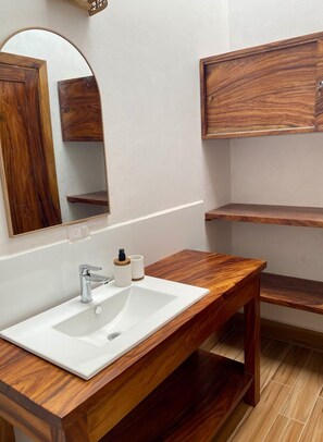 Een douche, een haardroger, handdoeken, zeep