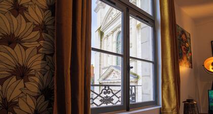 Le 5, Appartement, Charme, centre ville de Saumur. Vue Place et Eglise St Pierre