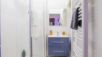 Douche, sĂšche-cheveux, serviettes fournies, savon