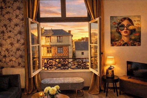 Le 5, Appartement, Charme, centre ville de Saumur. Vue Place et Eglise St Pierre