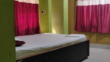 Escritorio, espacio para trabajar con laptop y wifi gratis