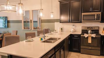 冰箱、微波炉、烤箱、炉灶