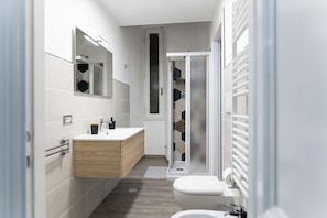 Een douche, een haardroger, een bidet, handdoeken