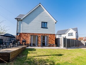 Outdoor dining - Hawkwell Retreat 5 Bedroom home | Hockley - Pass the Keys (Hawkwell)