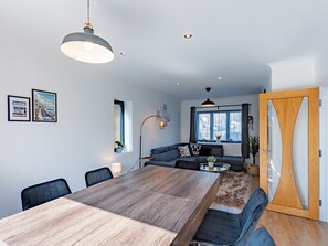 Dining - Hawkwell Hideaway! Large 4 bedroom Home | Hockley - Pass the Keys (Hawkwell)