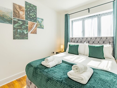 Hawkwell Hideaway! Large 4 bedroom Home | Hockley - Pass the Keys