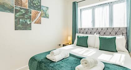 Hawkwell Hideaway! Large 4 bedroom Home | Hockley - Pass the Keys