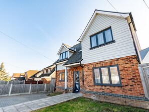 Exterior - Hawkwell Hideaway! Large 4 bedroom Home | Hockley - Pass the Keys (Hawkwell)