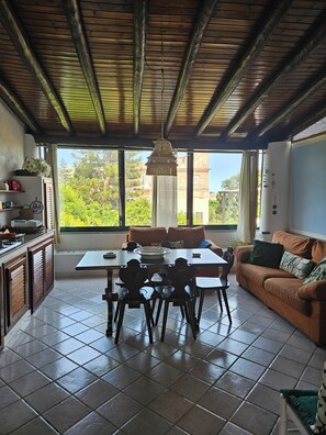 Fernseher, Stereoanlage