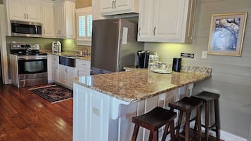 Microondas, horno, parrilla de estufa y lavavajillas