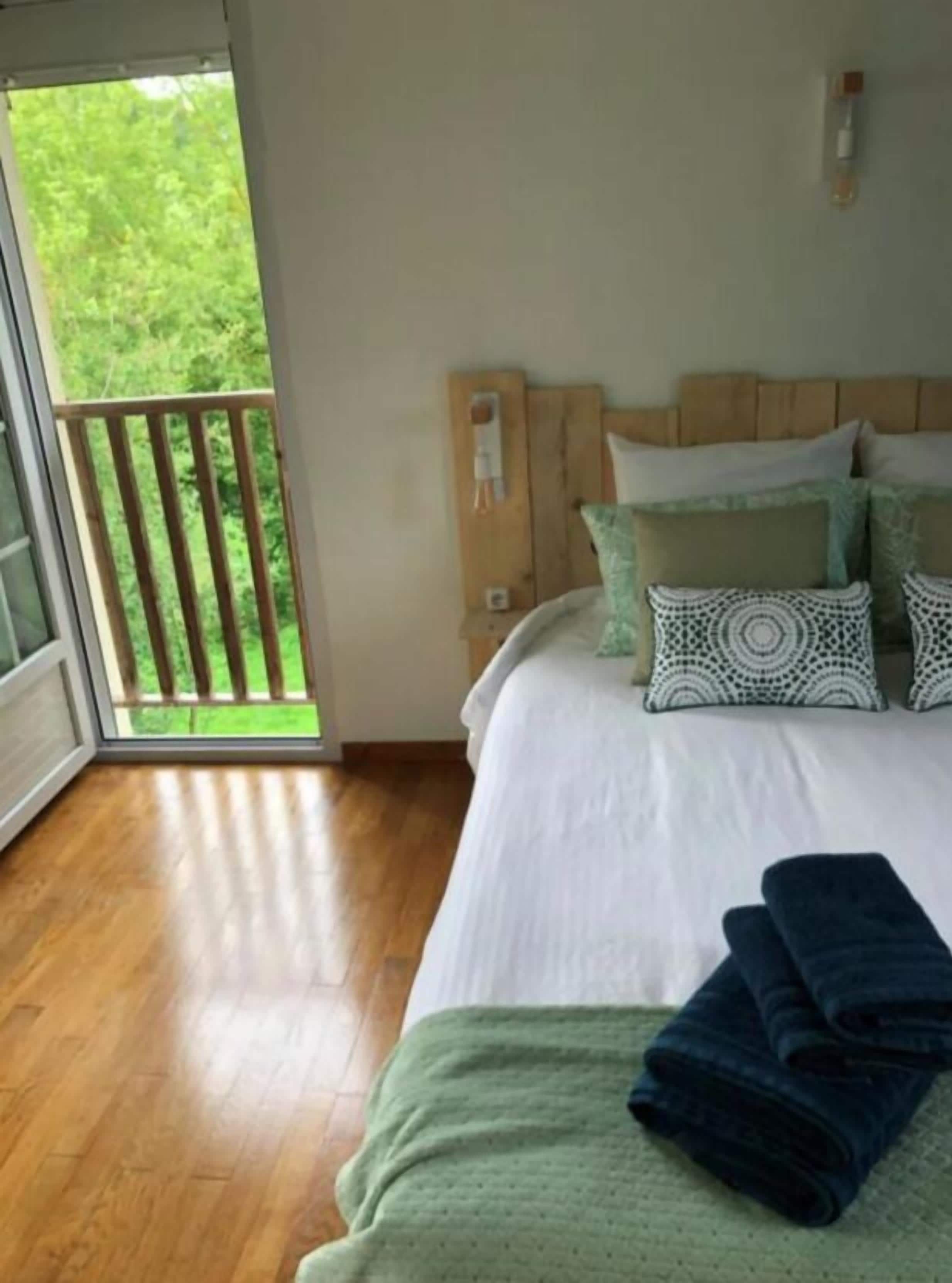 Familierom, hageutsikt | Strykejern/-brett, barnesenger (inkludert) og wi-fi (inkludert)