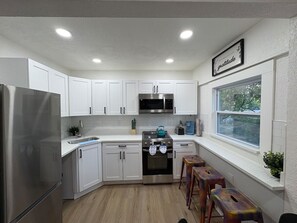 Fridge, microwave, oven, stovetop - 5th Ave Downtown Zen (St. Petersburg)