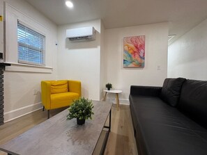 TV, fireplace - 5th Ave Downtown Zen (St. Petersburg)