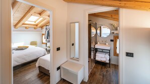 A bedroom with a skylight, a bedside table, a bed, and a wardrobe. - BORGO PAOLIN - Rooms in the Vineyard. A journey between culture and relaxation in the countryside. (Veneto)